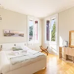 Vittoria Apartments: Viale Dante